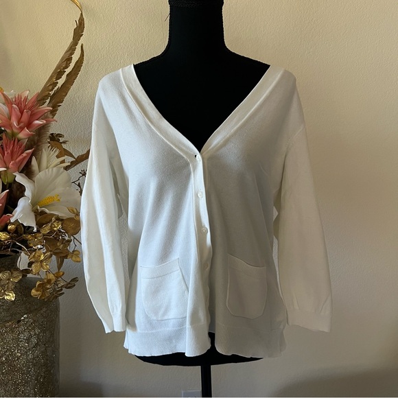 Liz Claiborne Sweaters - Liz Claiborne Deep V-neck White Button-Up Cardigan w Pockets